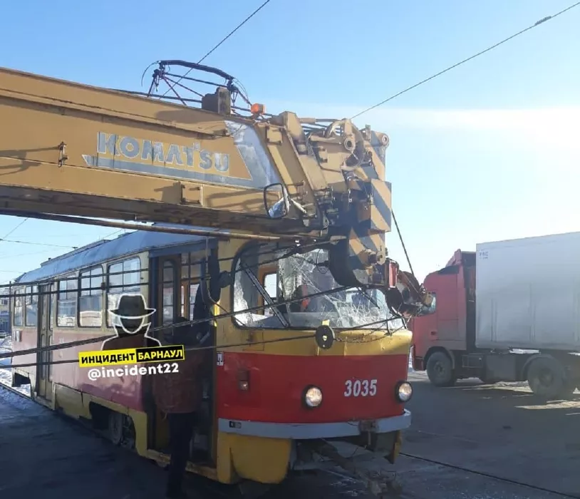 Трамвай «поборолся» за дорогу со стрелой грузового крана на выезде из депо в Барнауле