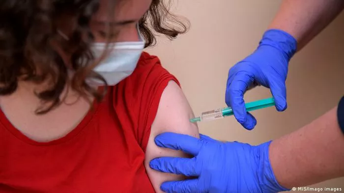 «Боимся вакцины, но не боимся лекарств»: алтайские медики поддержали прививки для несовершеннолетних и подготовились к борьбе с новым штаммом коронавируса