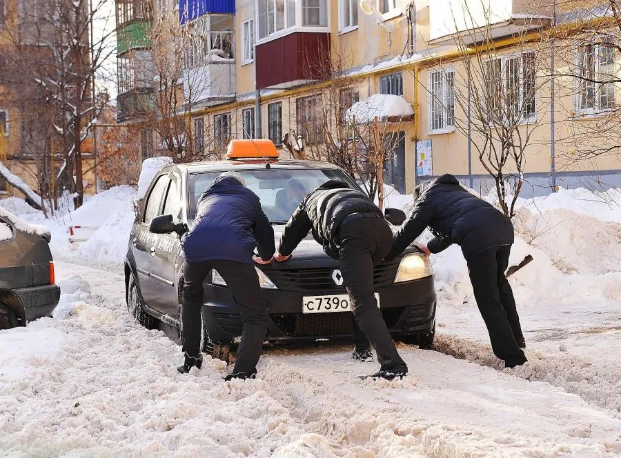 Чиновники оправдали недостатком финансирования превращение улицы Барнаула в каток