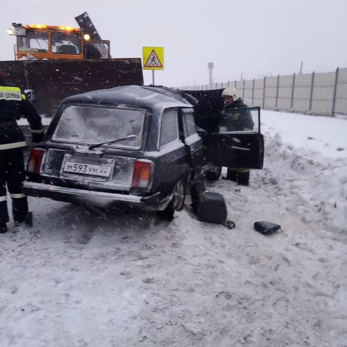 Один человек погиб и четверо пострадали в жестком столкновении «ВАЗа» с снегоуборщиком В Алтайском крае