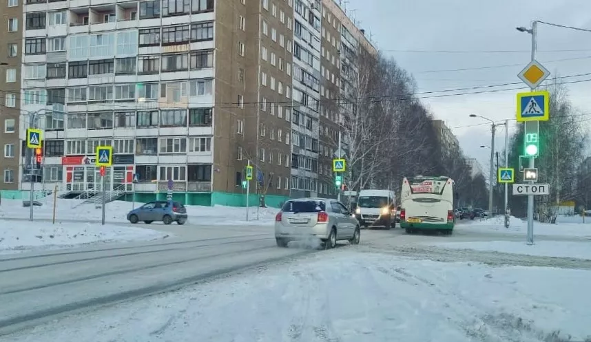 Власти Барнаула установили обещанный светофор после гибели школьницы под колесами автобуса
