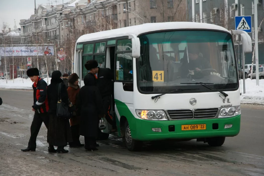 Барнаульские маршрутчики жалуются на «психологический ступор» из-за безналичной оплаты