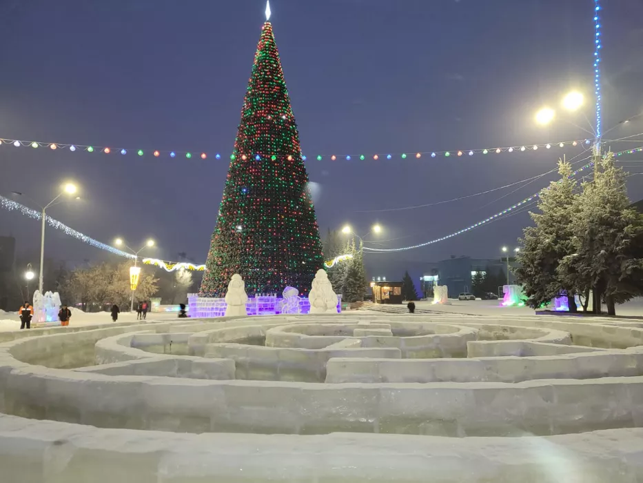 Праздник кончился: в Барнауле начали разбирать новогодний городок на площади Сахарова