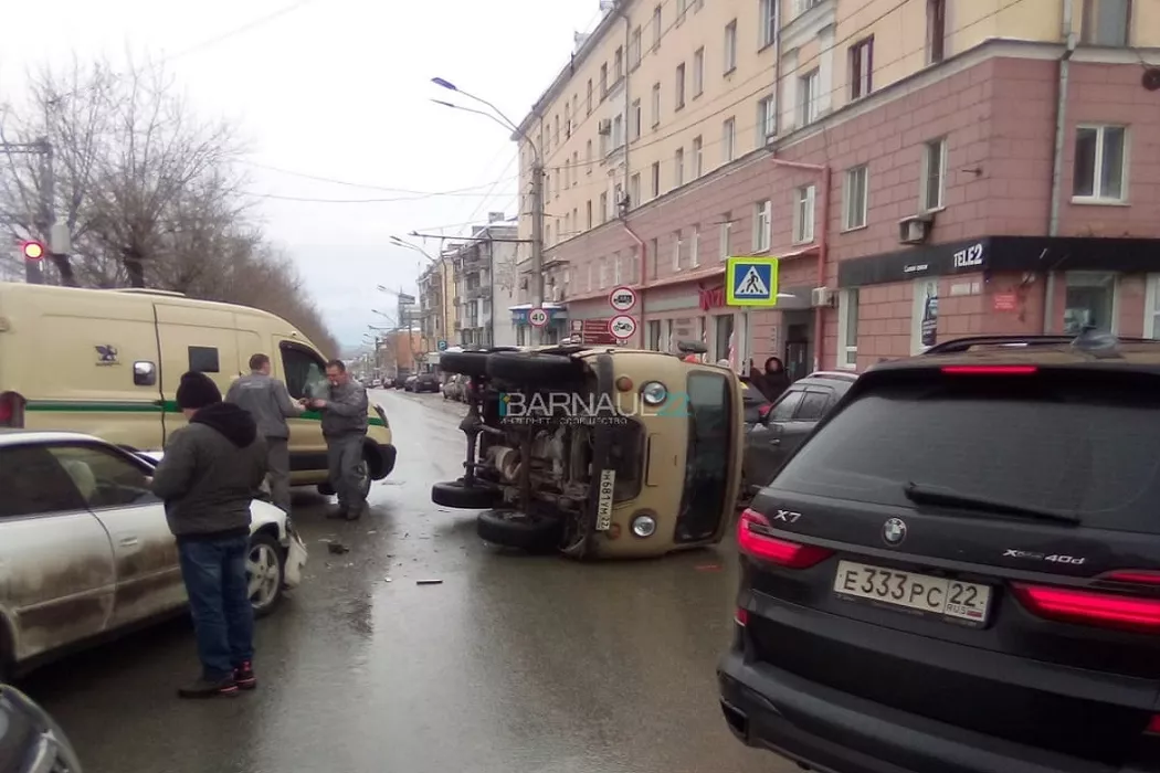 Инкассаторский автомобиль перевернулся после ДТП в центре Барнаула