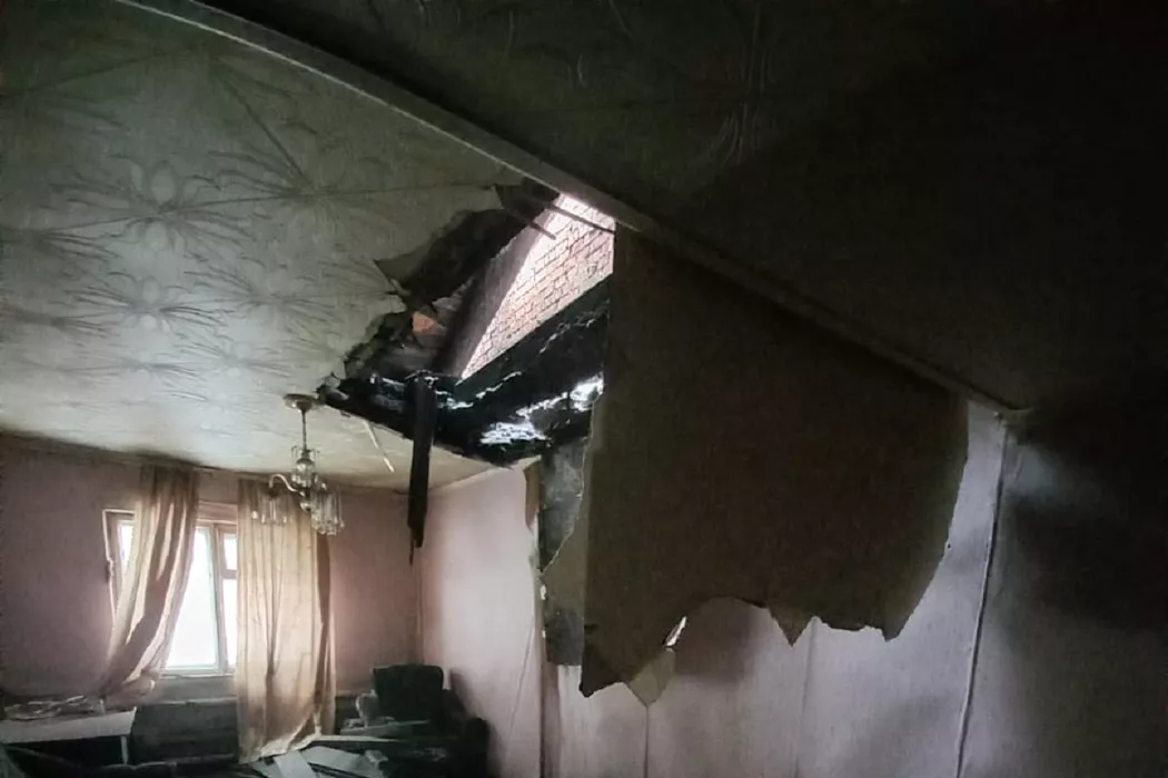 Обрушение потолка в одном из помещений аварийного дома в Барнауле не ускорило его расселение