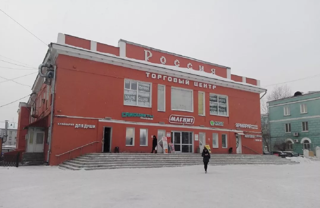 В Барнауле продают превращенное в ТЦ здание бывшего кинотеатра «Россия»