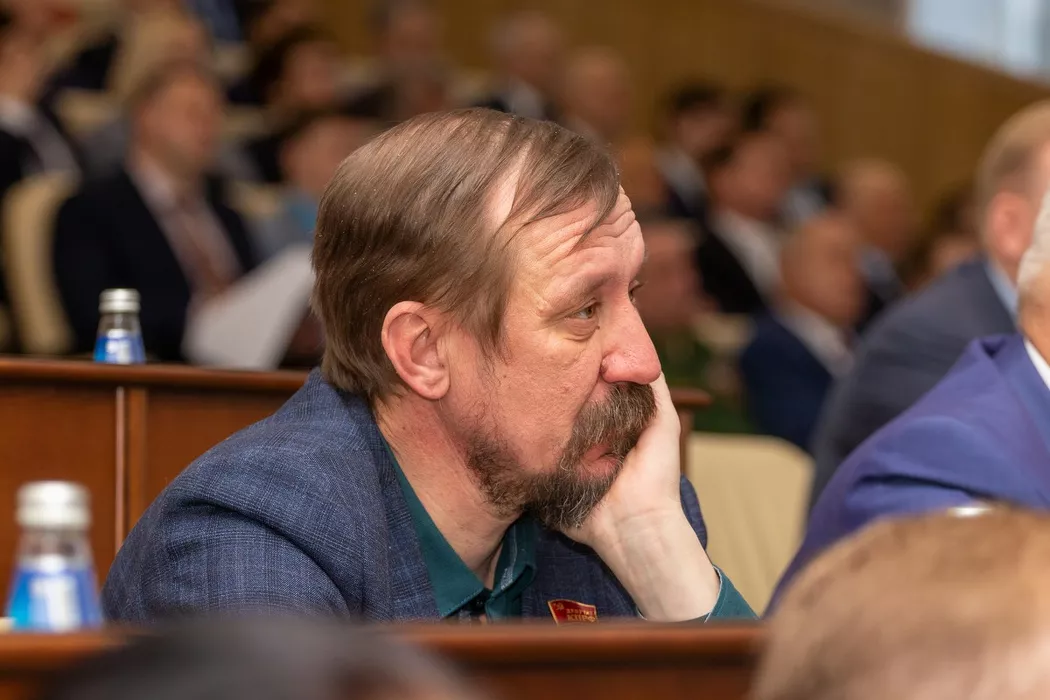 Барнаульский депутат вместе с известным политтехнологом лишились телефонов после барной драки