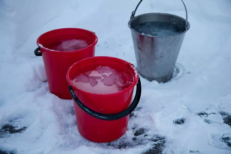 Жители алтайского села вторую неделю топят снег из-за неудачных попыток местного МУПа починить водопровод