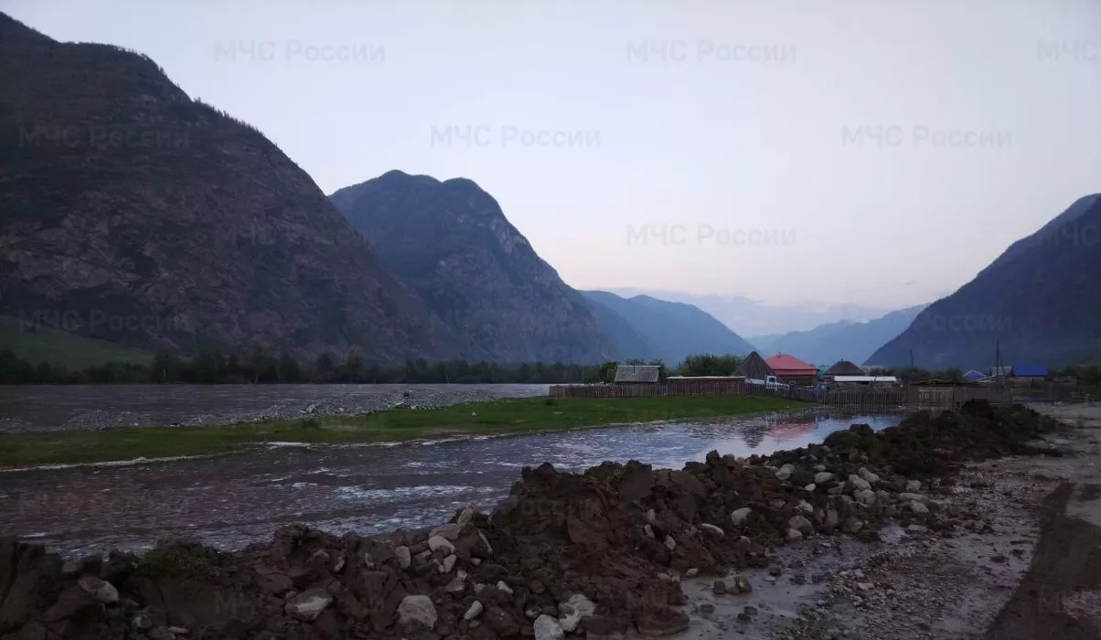 В Республике Алтай ввели локальный режим ЧС в одном из сел из-за паводка