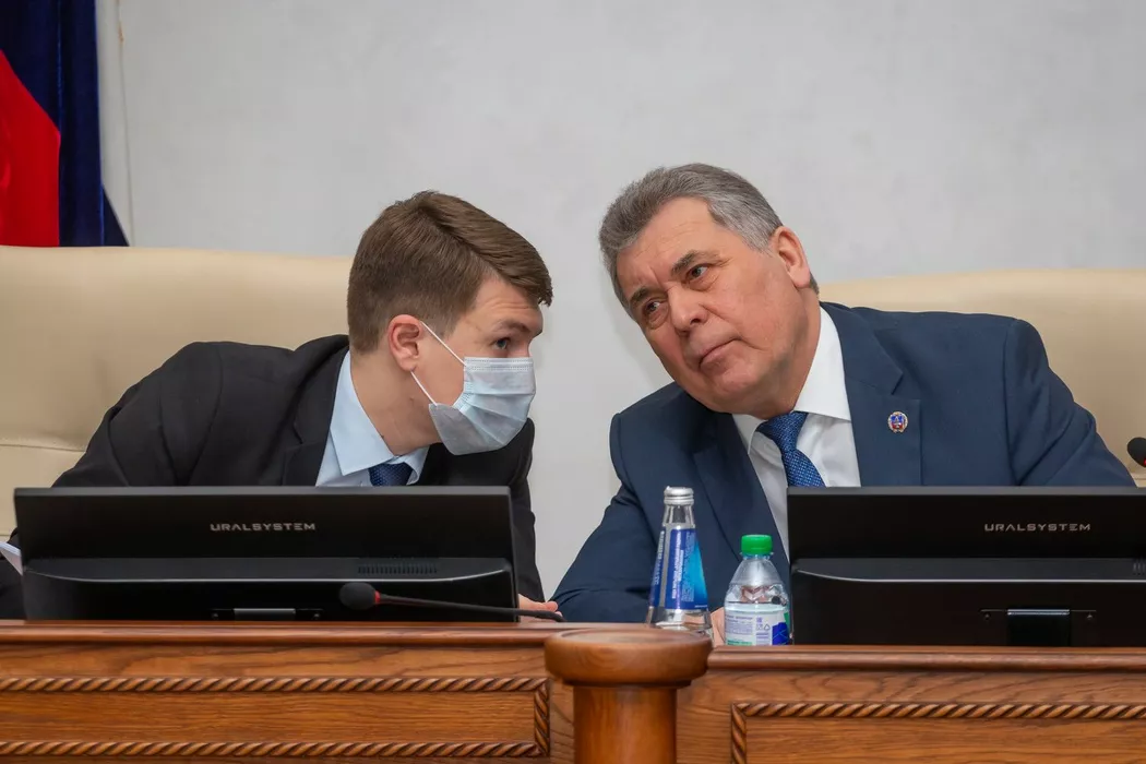 «Показать демократию»: депутаты Алтайского Заксобрания перешли на личности при обсуждении выборности глав