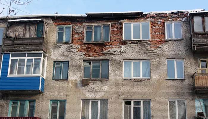 Многоэтажный дом в Бийске продолжил разваливаться после капитального ремонта (обновлено)