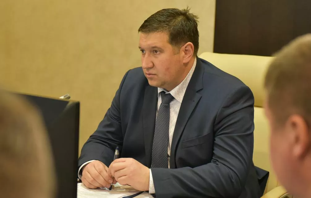 По кривой дорожке: бывший министр транспорта Алтайского края получил четыре года «строгача» за взятку