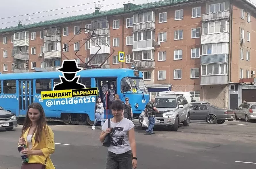 В Барнауле «собянинский» трамвай протаранил иномарку на второй день работы