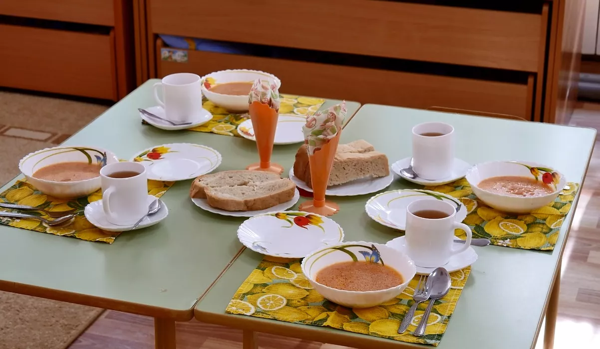 Говядина с «гелем» и фальсификат молочки: в барнаульских детсадах рассказали о проблемах с закупками продуктов