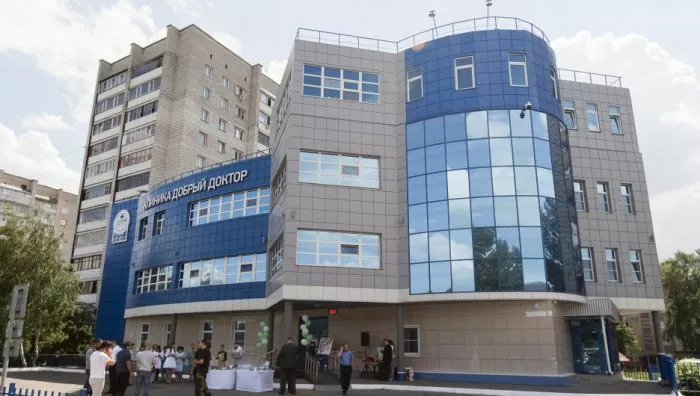 Сдавшему возможных подельников главврачу частной больницы в Барнауле назначили условный срок