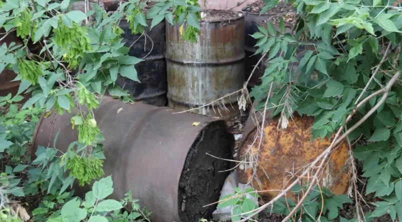 Жители Бийска требуют «очистить» от опасной химии заброшенный лакокрасочный завод