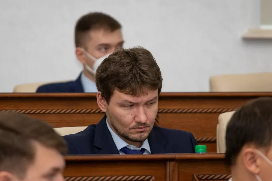 Алтайский депутат Максим Банных получит компенсацию за недоделки в элитной квартире с видом на Москву-Сити
