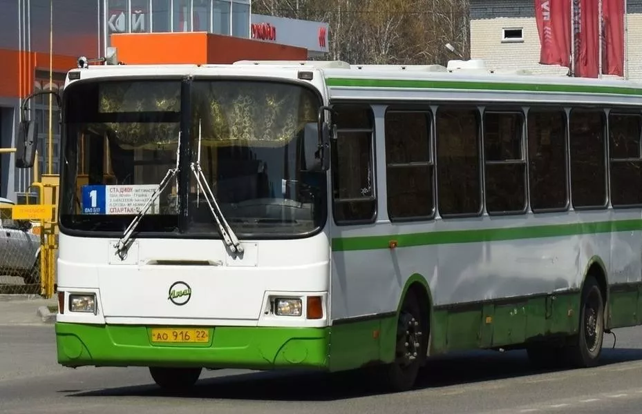 Сельди в шубах: мэрия Барнаула планирует до конца года обсудить с перевозчиками проблему переполненных автобусов