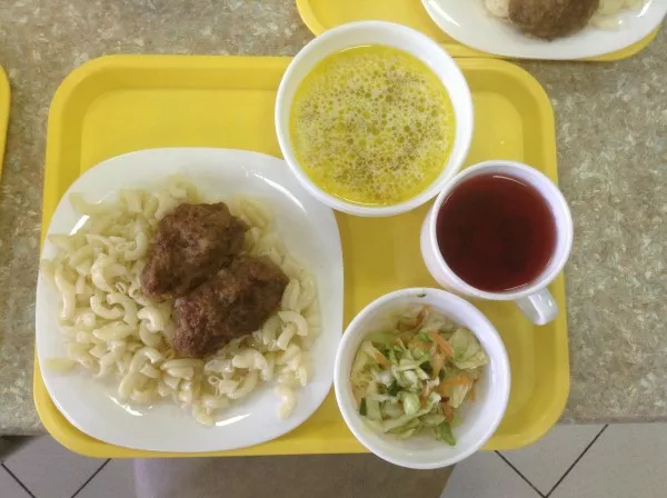 В Быстроистокской школе перестали кормить учеников из-за проблем с поварами
