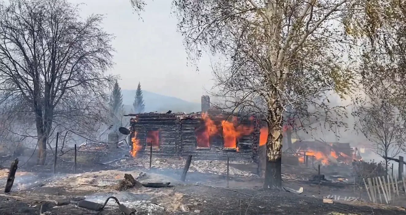 Несколько домов сгорело во время крупного пожара в Змеиногорске (обновлено)