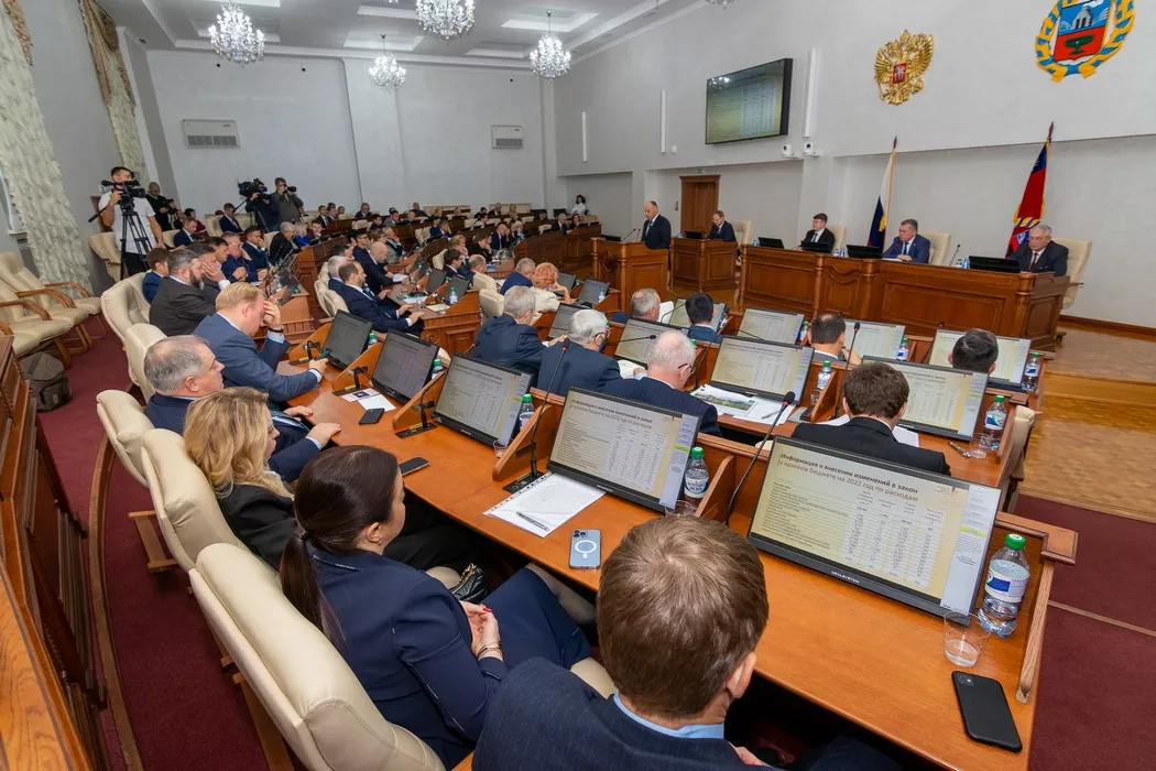 «Ядерные боеголовки в готовности»: бюджет «военного времени» расколол алтайских депутатов под гул аплодисментов