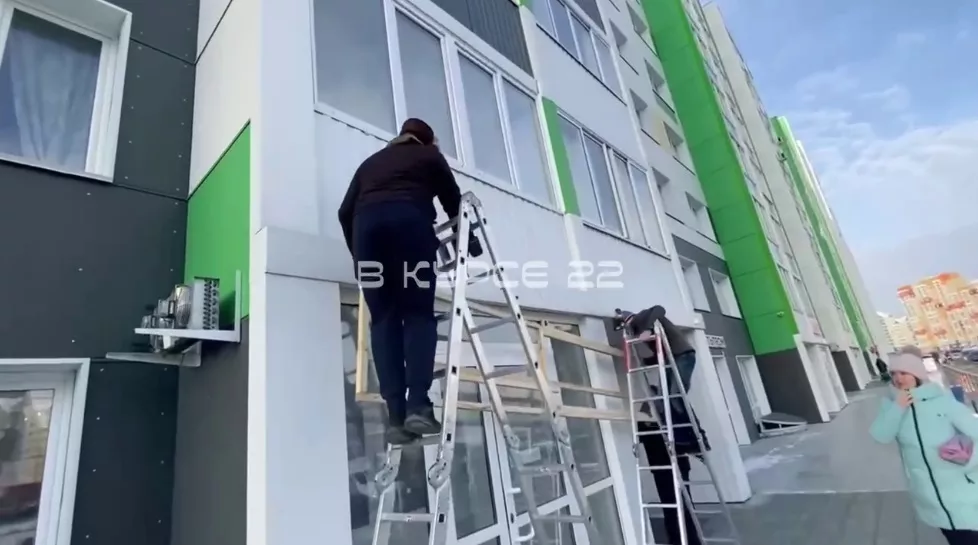 Общее-частное: житель Барнаула не позволил разместить вывеску магазина на своем балконе