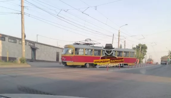 «Двойной» сход барнаульских трамваев с рельсов объяснили последствиями установившейся жары