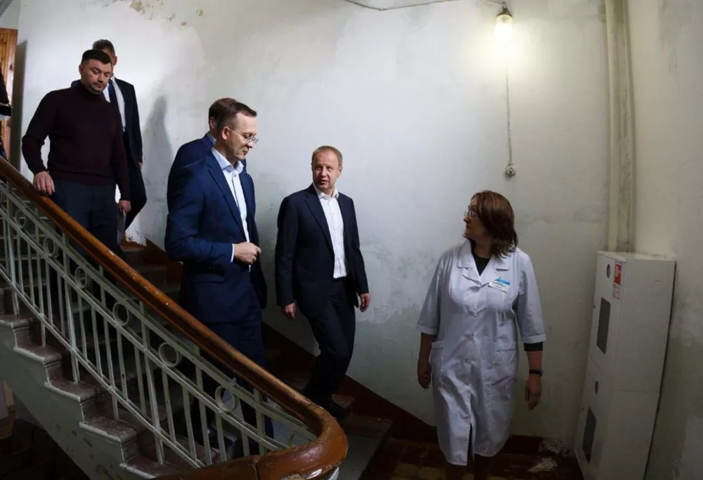Власти Алтайского края озаботились ремонтом проблемной барнаульской поликлиники