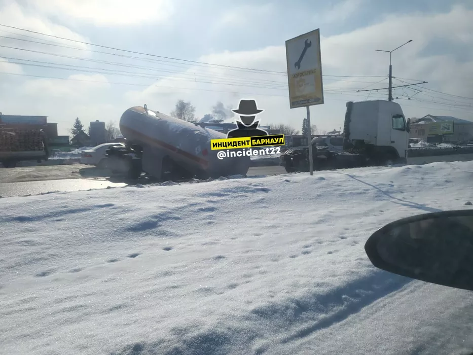 В Барнауле газовоз на ходу потерял «огнеопасную» цистерну