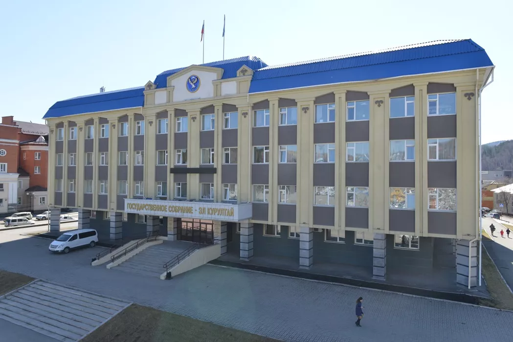 Алтайские депутаты не собираются отказываться от покупки иномарки в дорогой комплектации на фоне общей экономии