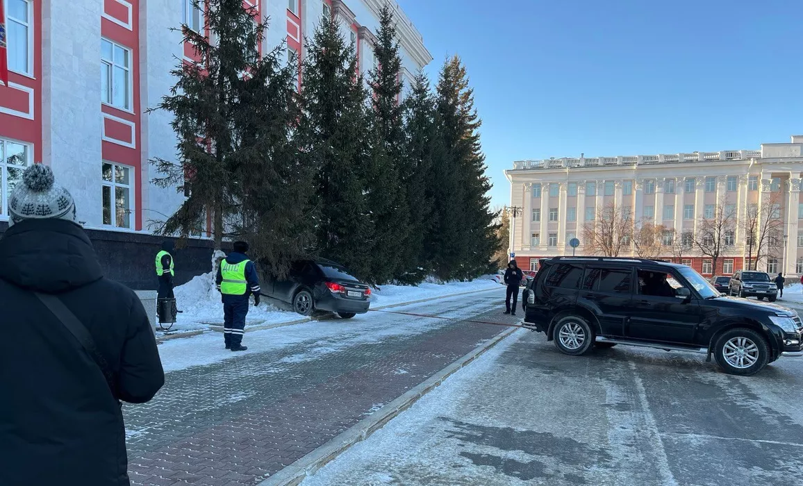 Иномарка едва не протаранила стены правительства Алтайского края