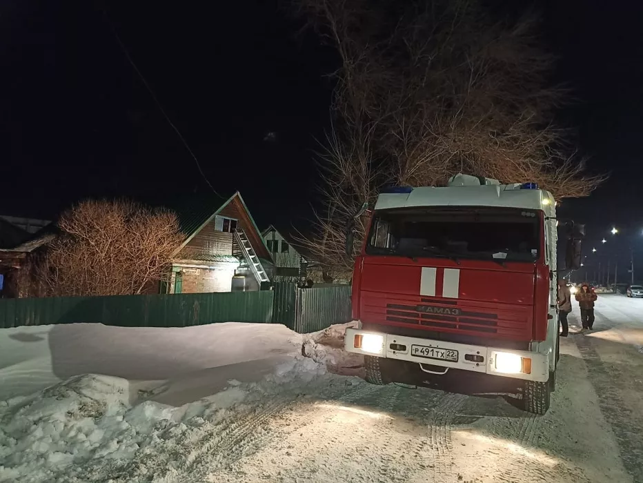 Три человека погибли при пожаре в жилом доме Рубцовска (обновлено)