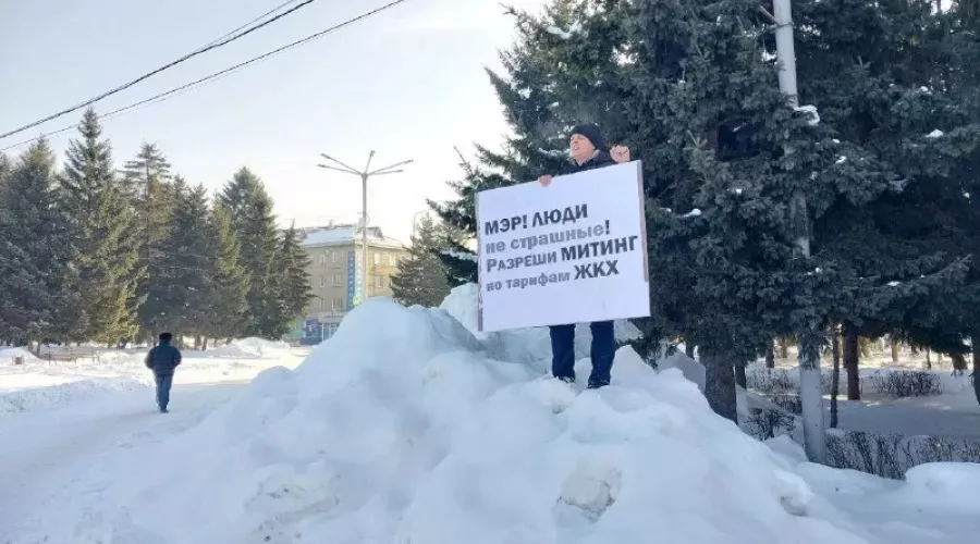 В сугробе у мэрии Бийска прошел пикет против запрета «тарифного» митинга