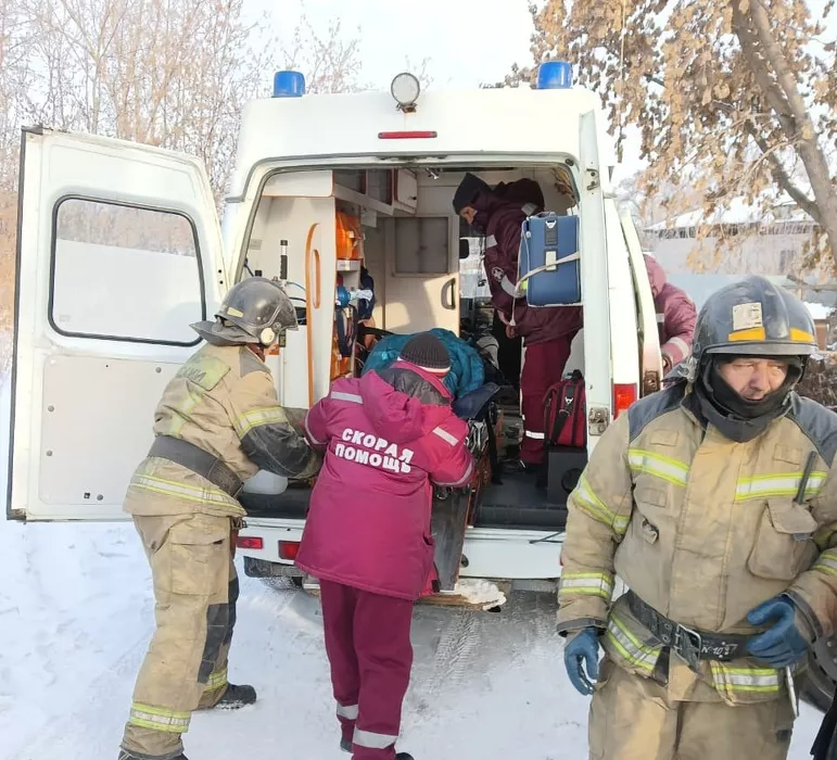 Алтайские спасатели извлекли пожилую женщину из-под завалов обрушившегося потолка дома