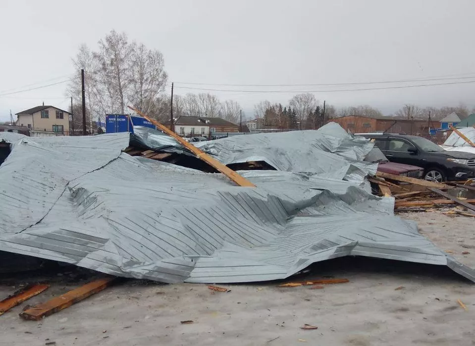 Ветреное 8 марта в Алтайском крае завершилось сорванными крышами