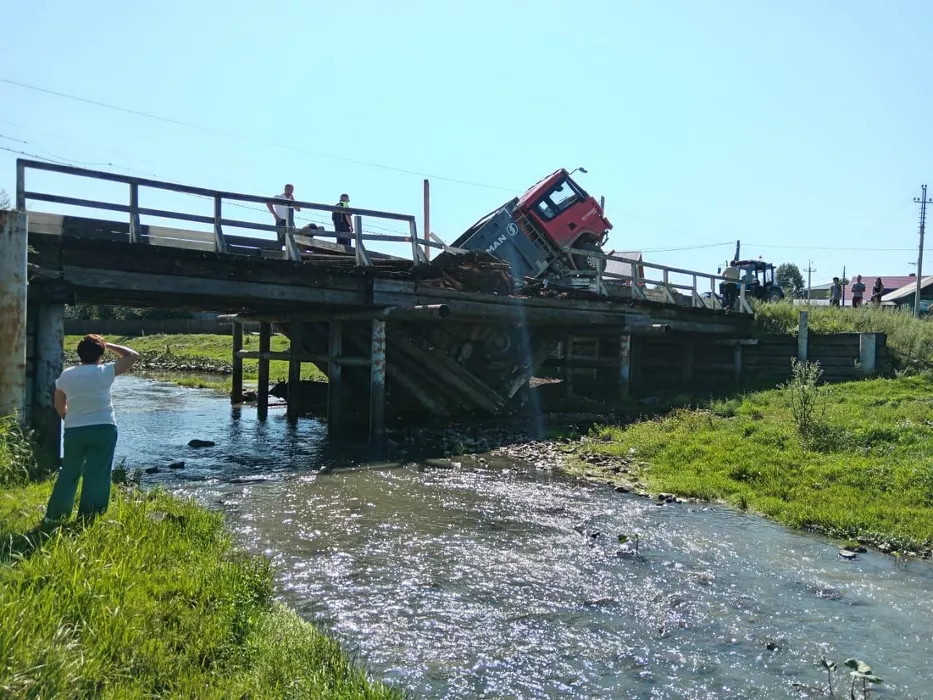 На Алтае грузовик проломил мост и рухнул на корову