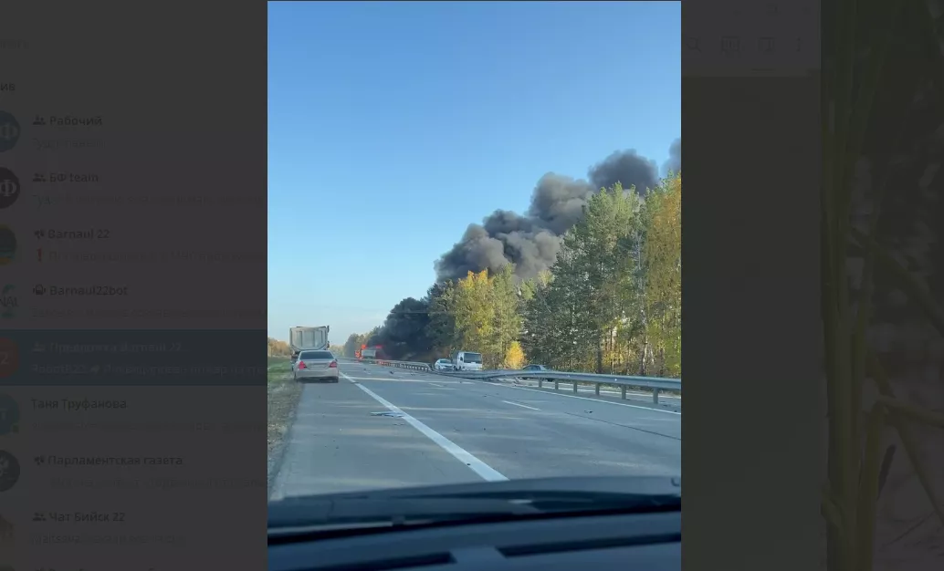 Автомобилисты стали очевидцами зрелищного пожара на трассе в Алтайском крае