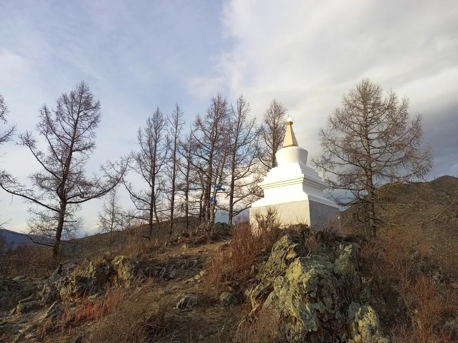 В горах Алтая восстановили разрушенный вандалом буддийский субурган