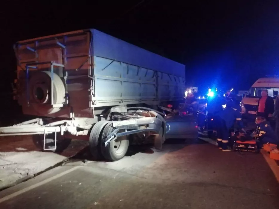 В Бийске грузовик раздавил автомобиль с людьми