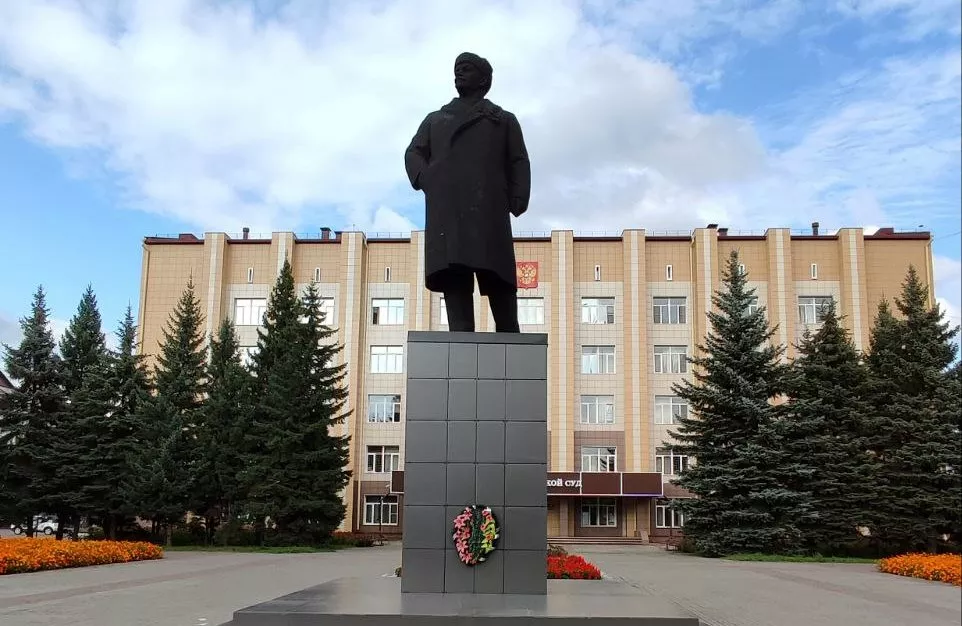 «Обнищание» памятника Ленину в Бийске связали с исчезновением облицовочного гранита