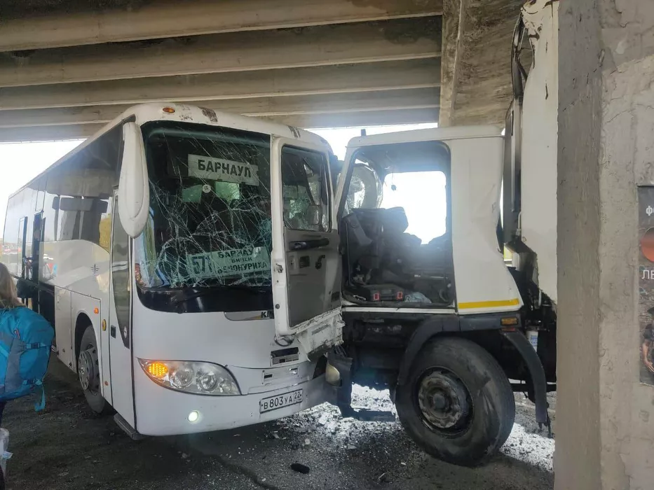 Четыре человека пострадали при столкновении междугороднего автобуса и грузовика в Бийске (обновлено)