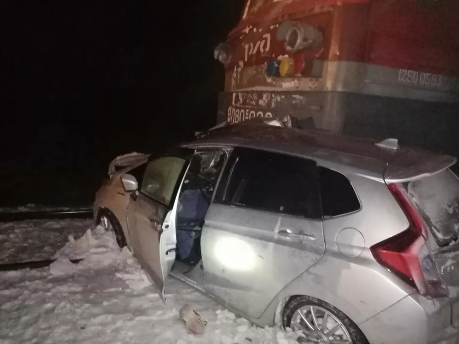 Два человека погибли при столкновении поезда и легковушки в Алтайском крае (обновлено)