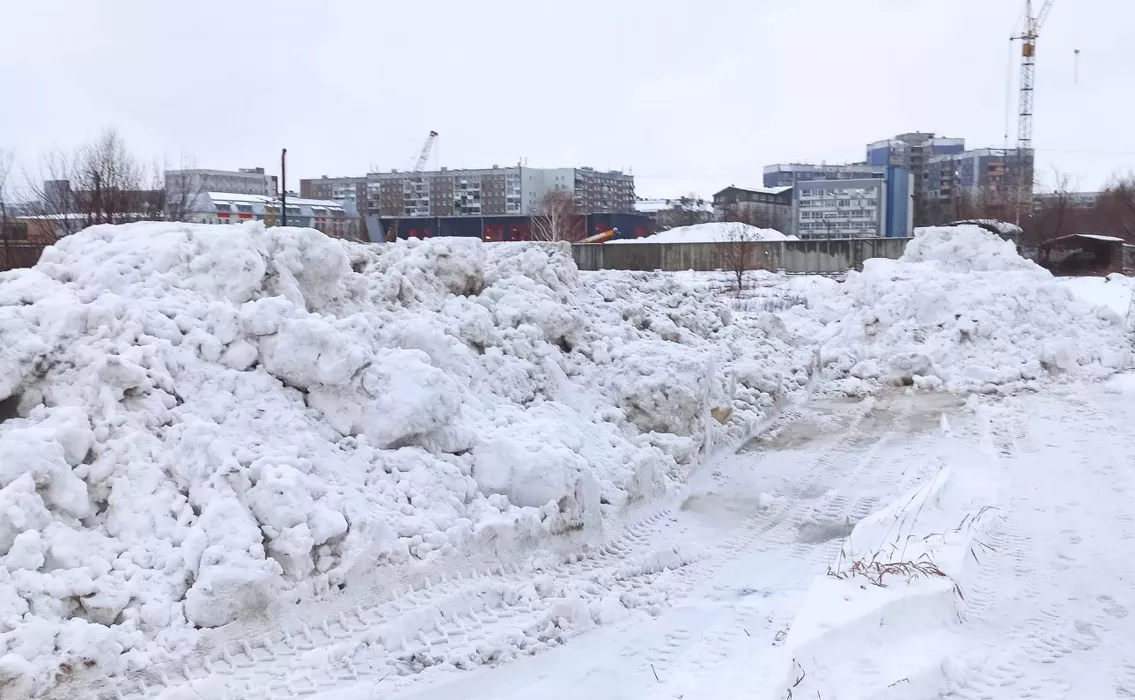 «Нерожденный» парк за барнаульским торговым центром вновь стал местом для снегоотвала