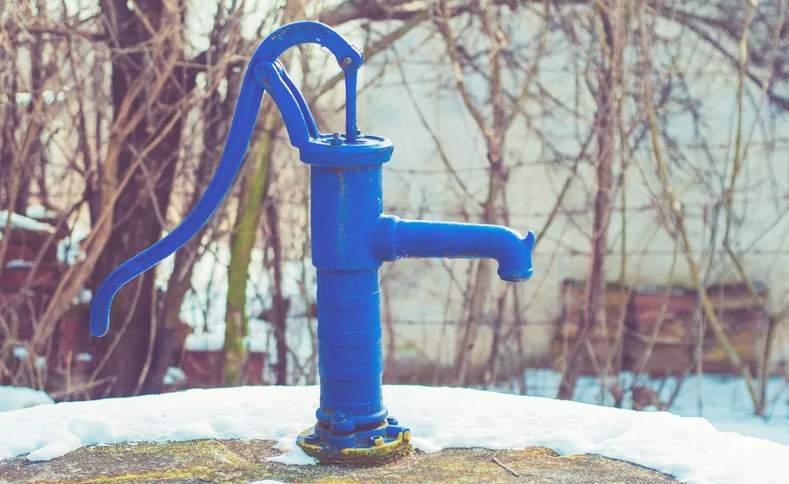 Жители алтайского поселка вынуждены «отвоевывать» каждый литр воды на фоне перманентных порывов