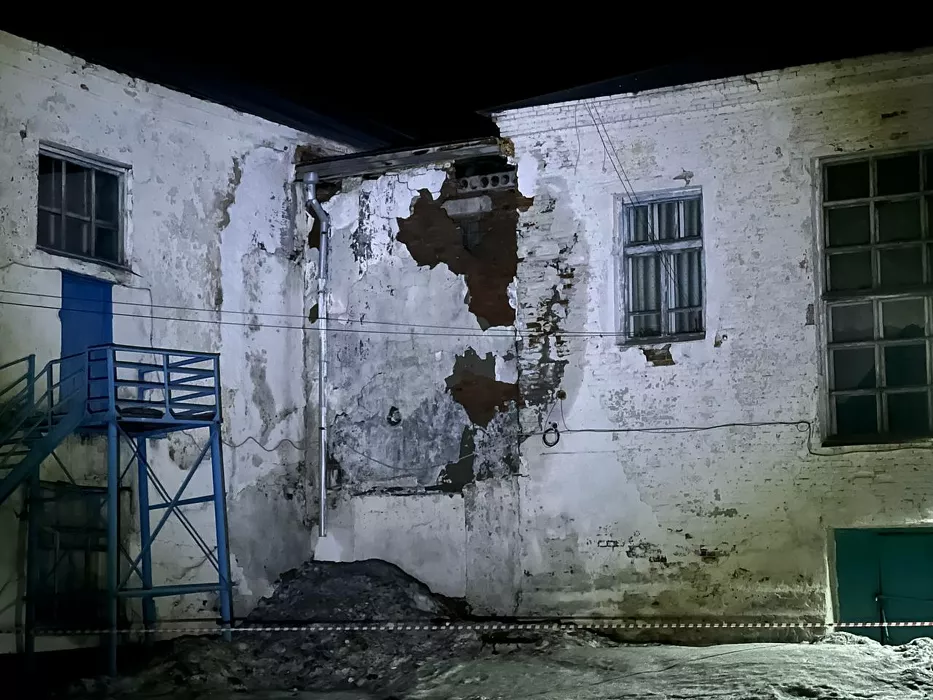 Прокурор Алтайского края инициировал проверку в столетней школе с «обвалившейся» стеной