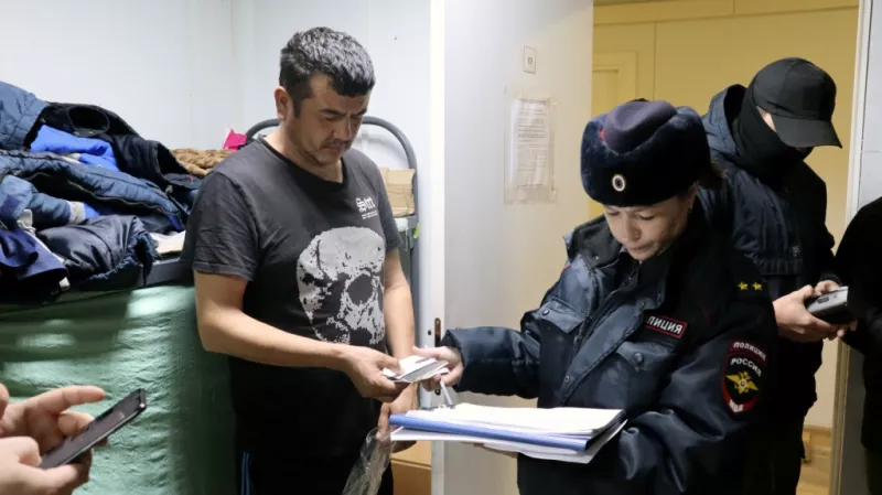 На Алтае силовики устроили облаву на нелегальных мигрантов