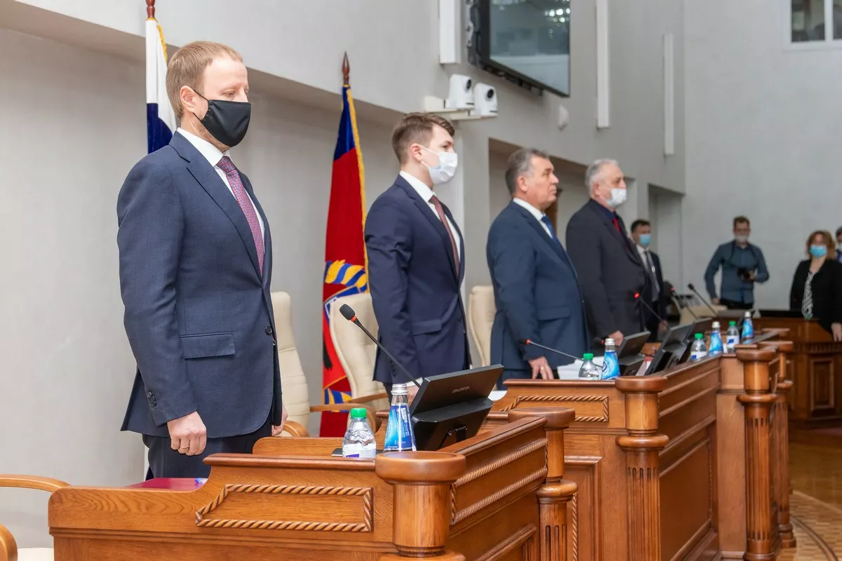 В начале сессии депутаты и губернатор почтили память погибших в Кузбассе горняков и скончавшегося депутата Владимира Белкина