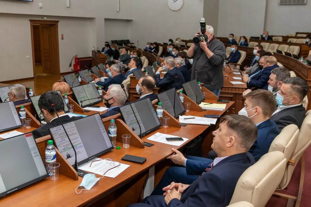 Алтайские депутаты со скрипом приняли «подросший» краевой бюджет и поспорили о введении QR-кодов