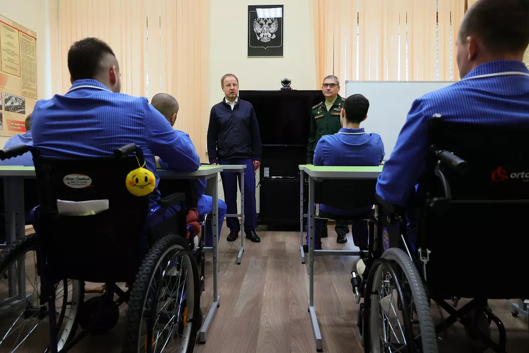 Губернатор Виктор Томенко навестил военных из Алтайского края в московском госпитале