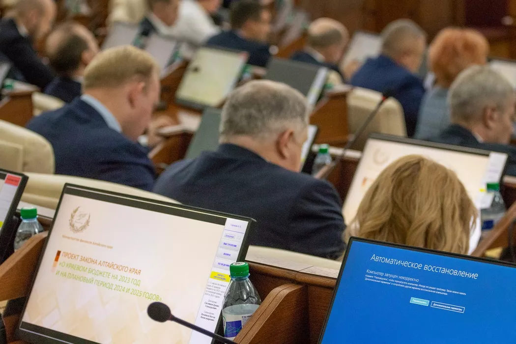 Алтайские депутаты оценили губернаторский доклад и обсудили собачью судьбу